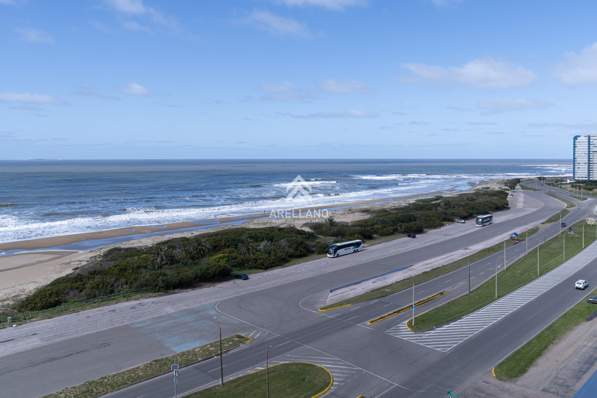 Apartamento ID.2775 - Venta de apartamento de 3 dormitorios y dep. de servicio en Punta del Este