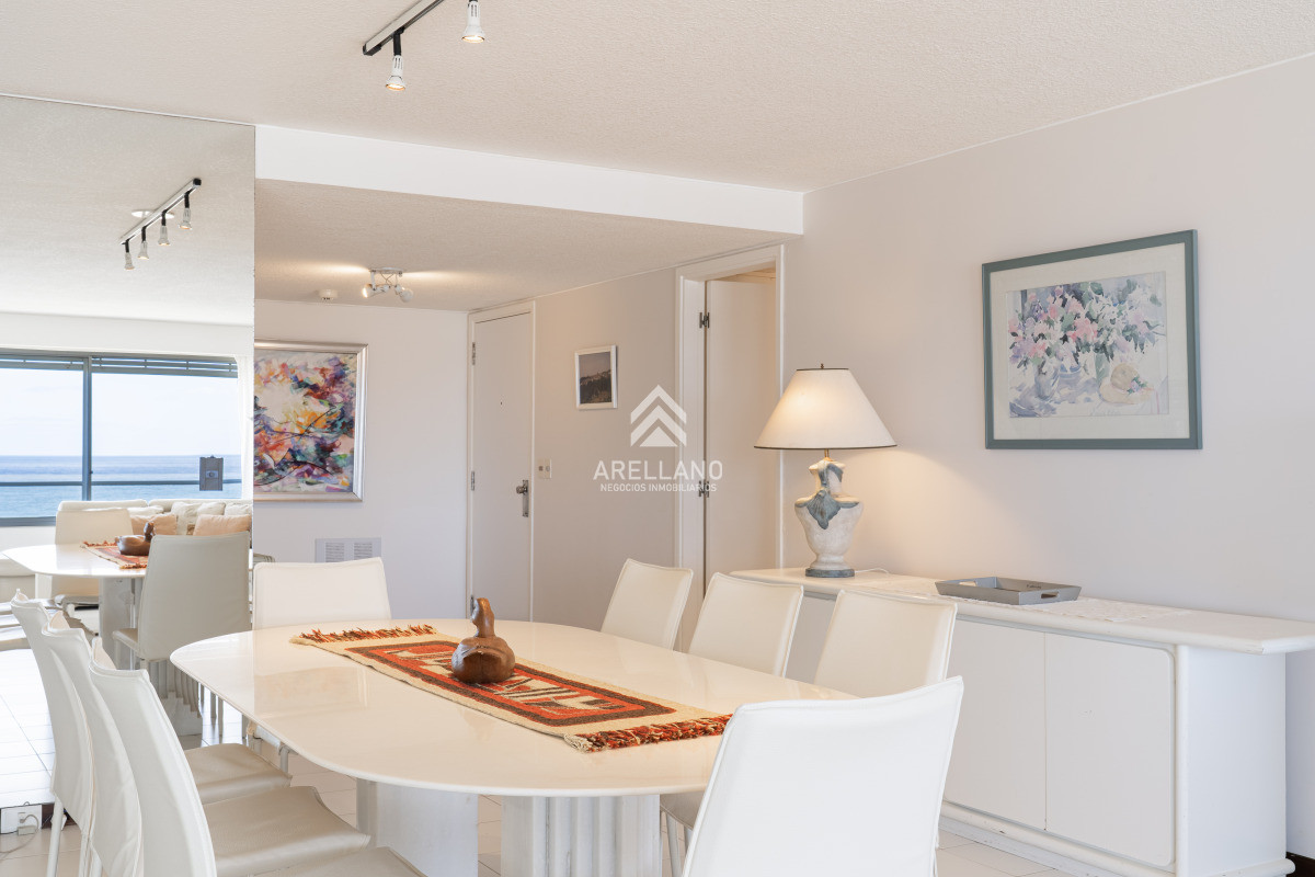 Apartamento ID.2775 - Venta de apartamento de 3 dormitorios y dep. de servicio en Punta del Este