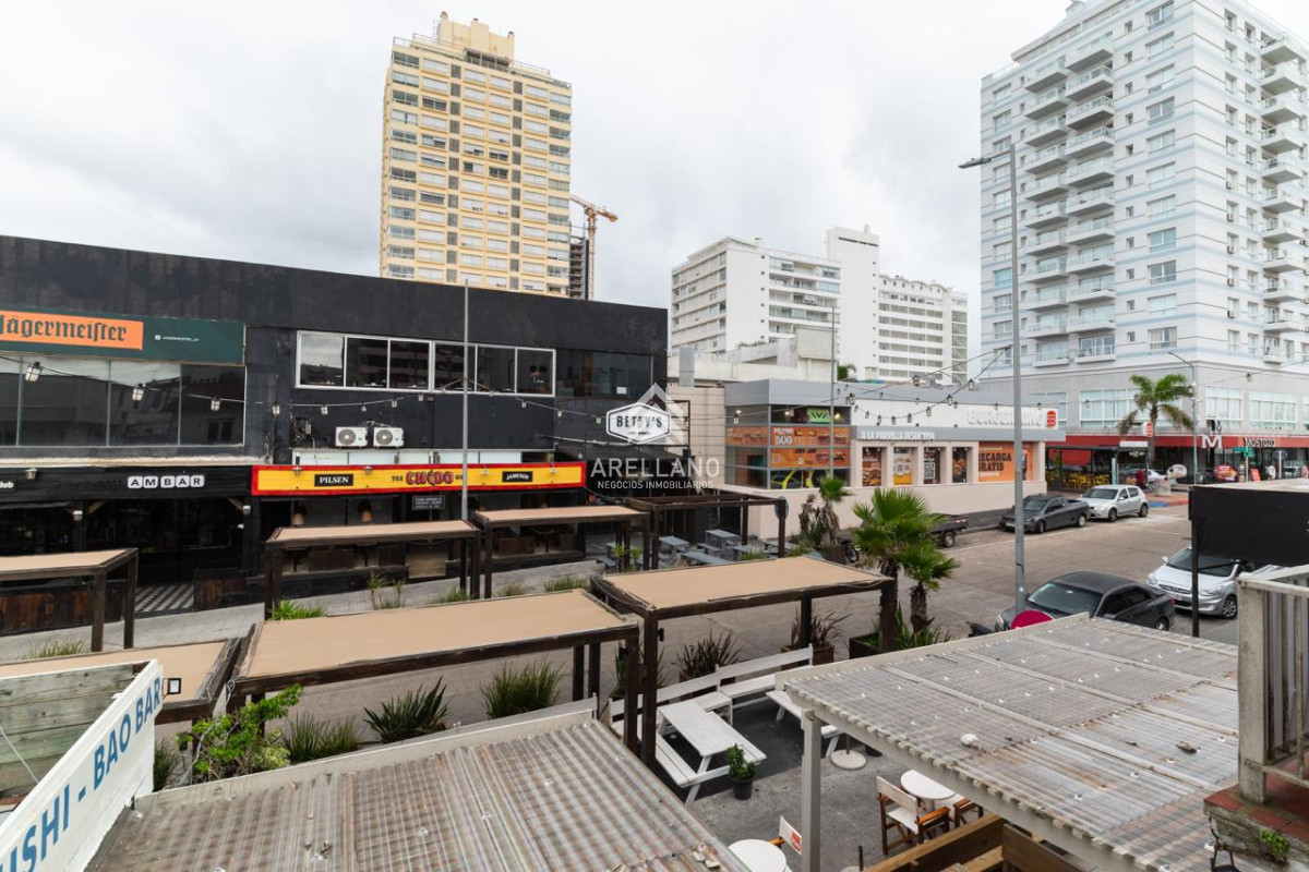 Apartamento ID.4945 - Apartamento en venta de 3 dormitorios y dependencia de servicio en Punta del Este