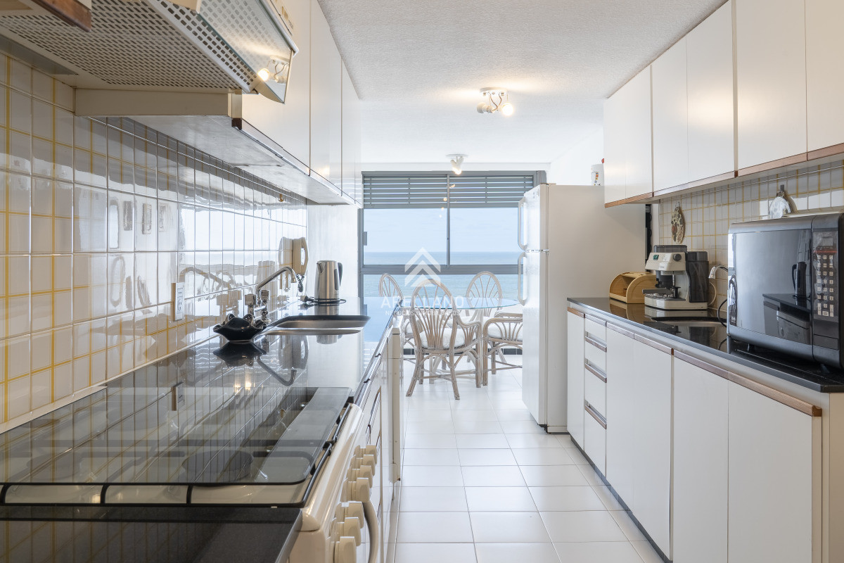 Apartamento ID.2775 - Venta de apartamento de 3 dormitorios y dep. de servicio en Punta del Este