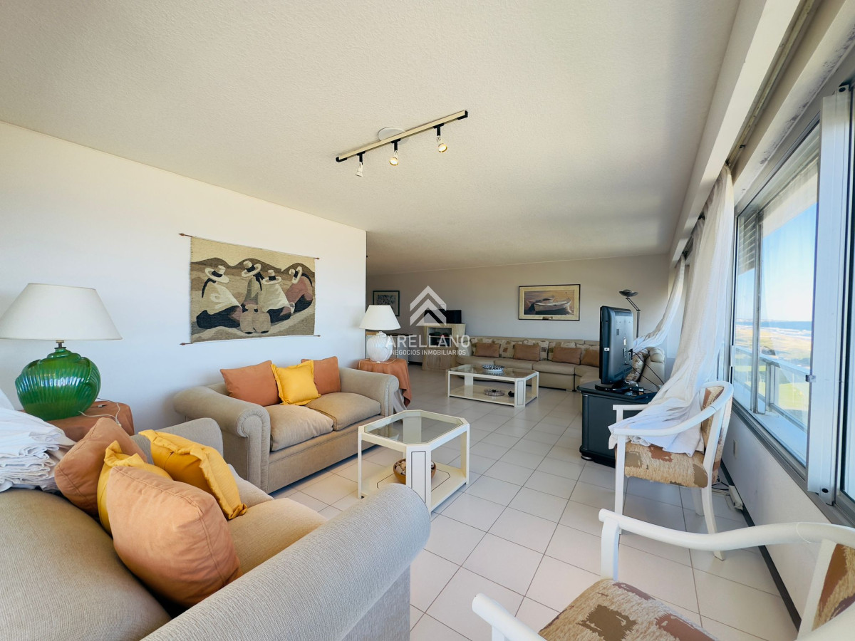 Apartamento ID.2775 - Venta de apartamento de 3 dormitorios y dep. de servicio en Punta del Este