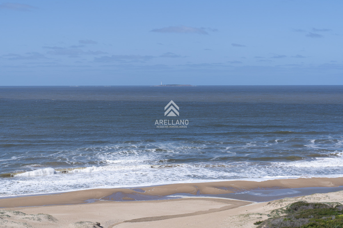 Apartamento ID.2775 - Venta de apartamento de 3 dormitorios y dep. de servicio en Punta del Este