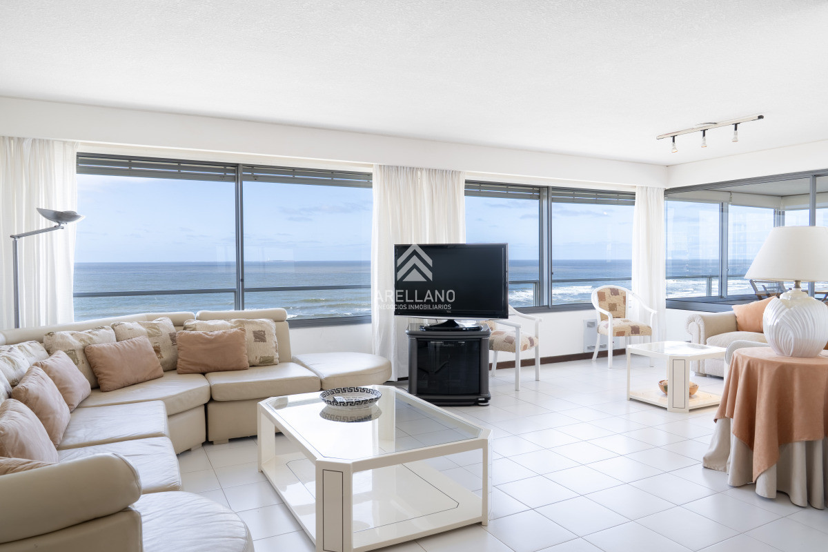 Apartamento ID.2775 - Venta de apartamento de 3 dormitorios y dep. de servicio en Punta del Este