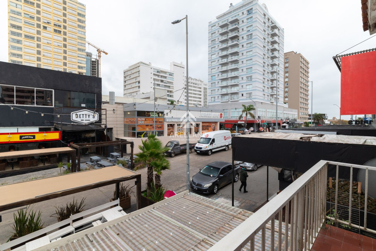 Apartamento ID.4945 - Apartamento en venta de 3 dormitorios y dependencia de servicio en Punta del Este