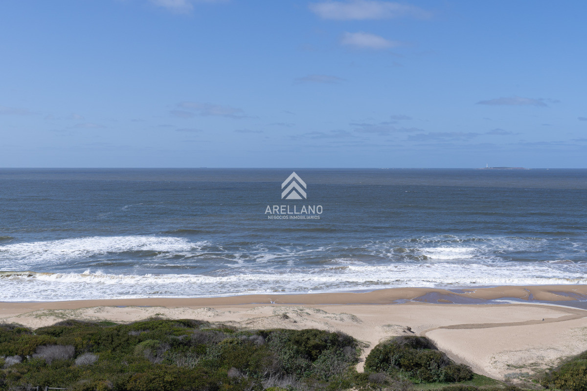 Apartamento ID.2775 - Venta de apartamento de 3 dormitorios y dep. de servicio en Punta del Este
