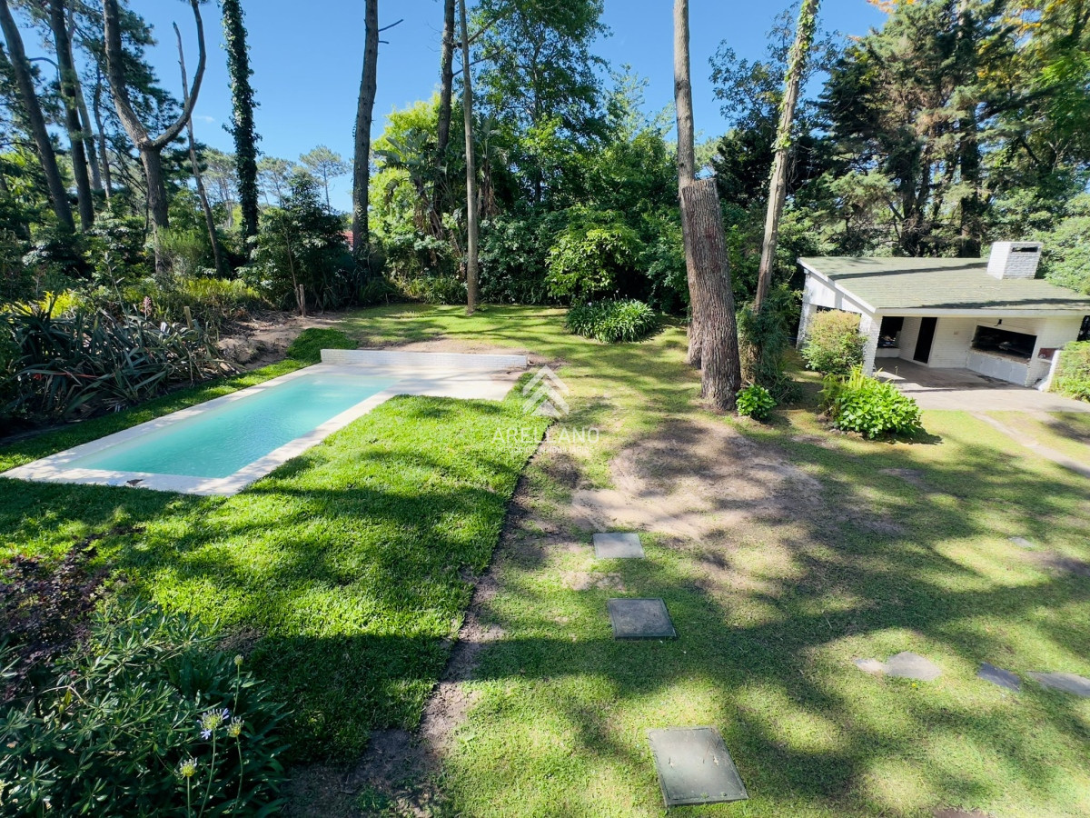 Casa ID.2452 - Alquiler casa de 4 dormitorios y dependencia en Punta del Este