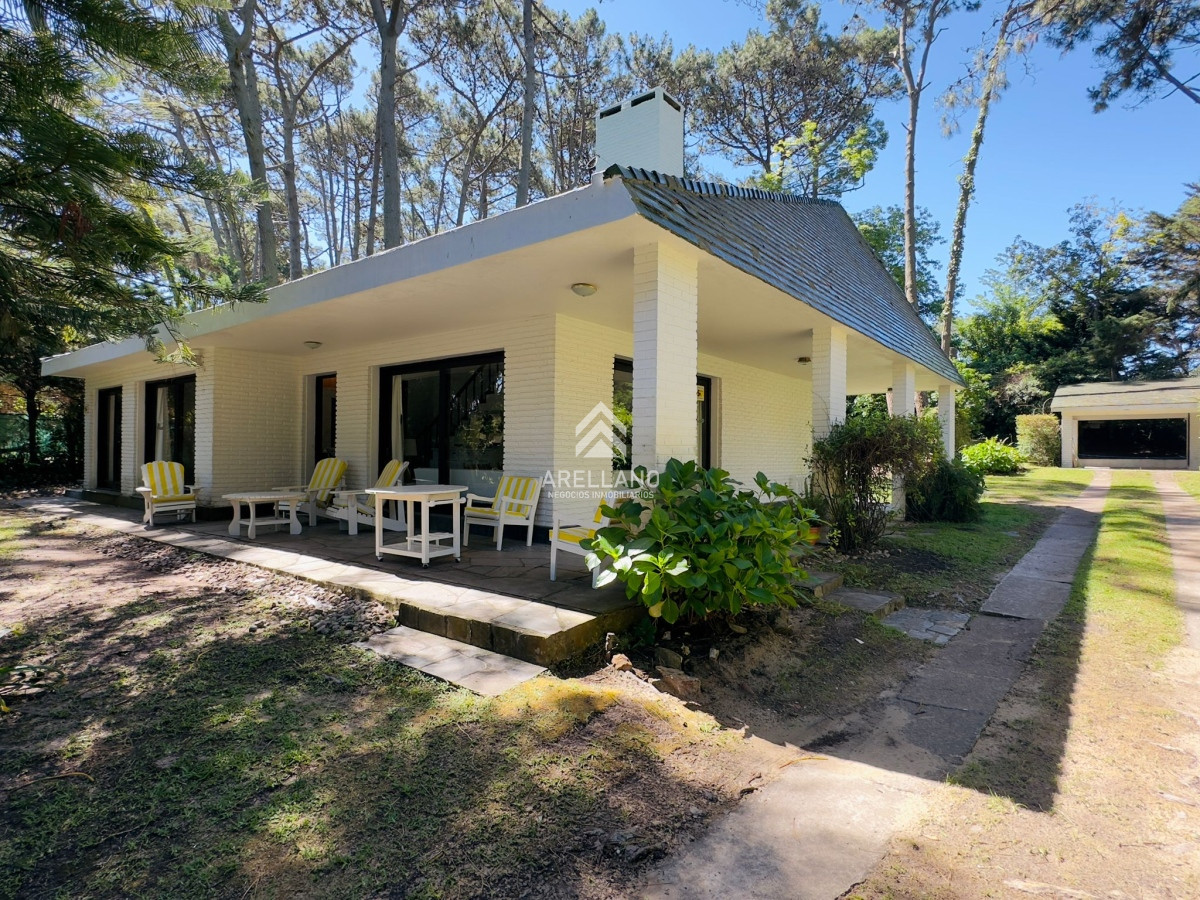 Casa ID.2452 - Alquiler casa de 4 dormitorios y dependencia en Punta del Este