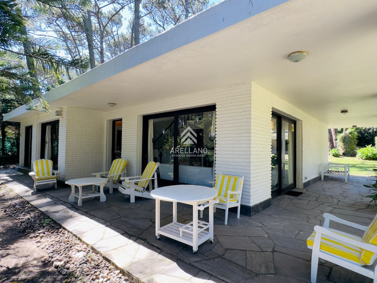 Casa ID.2452 - Alquiler casa de 4 dormitorios y dependencia en Punta del Este