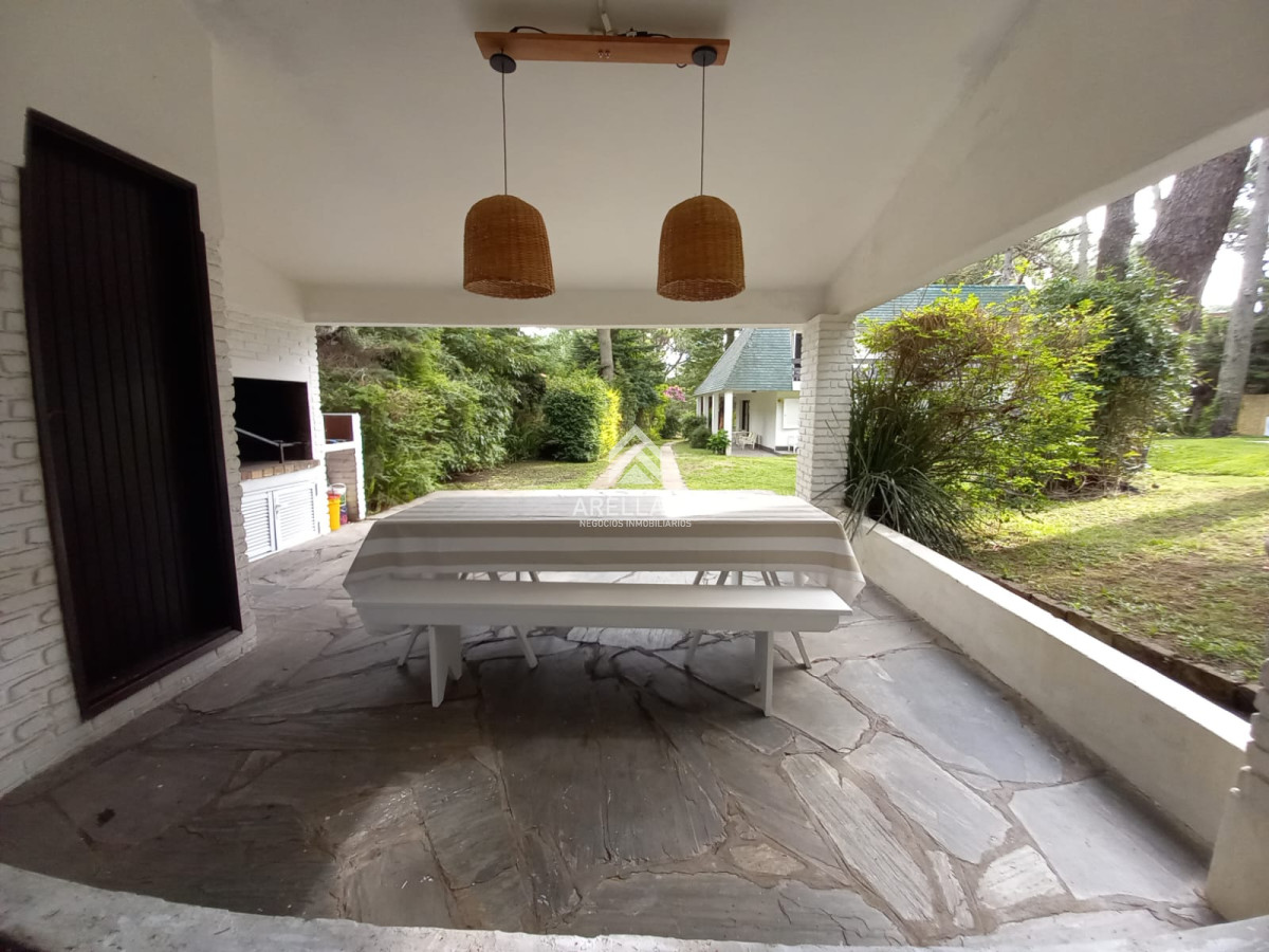 Casa ID.2452 - Alquiler casa de 4 dormitorios y dependencia en Punta del Este