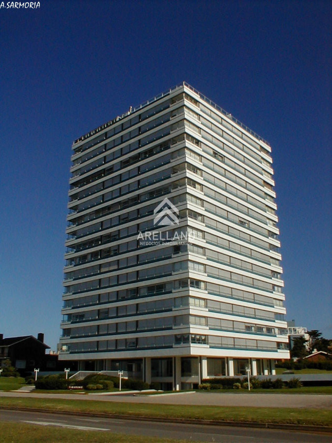 Apartamento ID.5553 - Alquiler y venta de apartamento 3 dorm. mas dep. playa brava