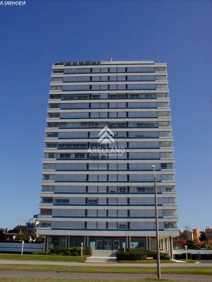 Apartamento ID.5553 - Alquiler y venta de apartamento 3 dorm. mas dep. playa brava