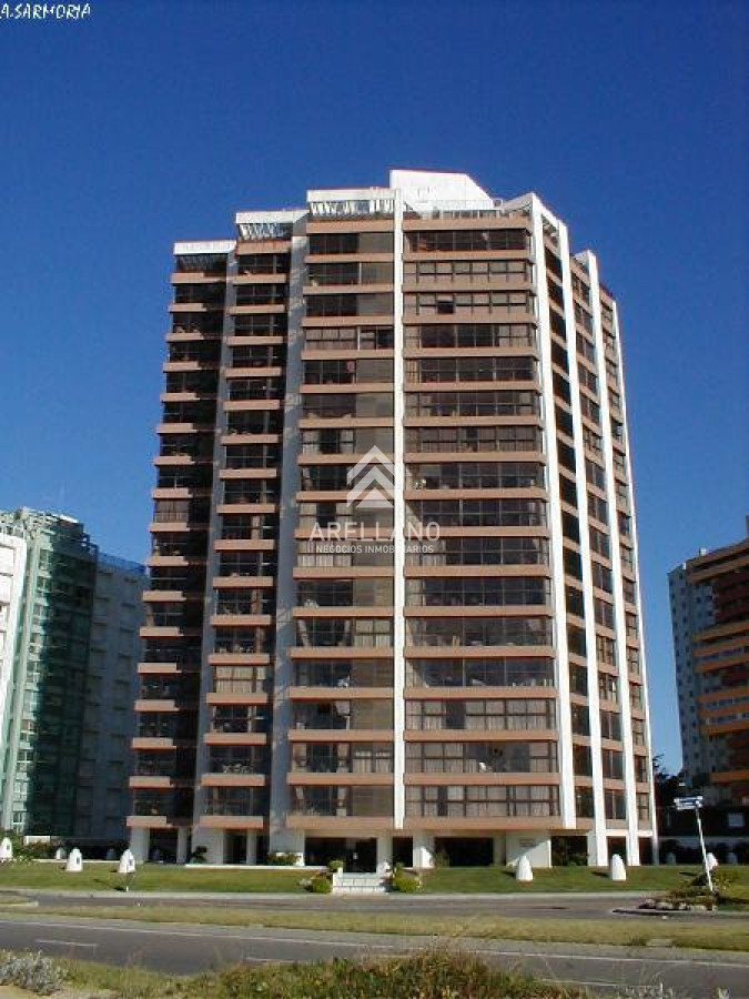 Apartamento ID.5333 -  Apartamento en Alquiler de 3 dormitorios en Punta del Este