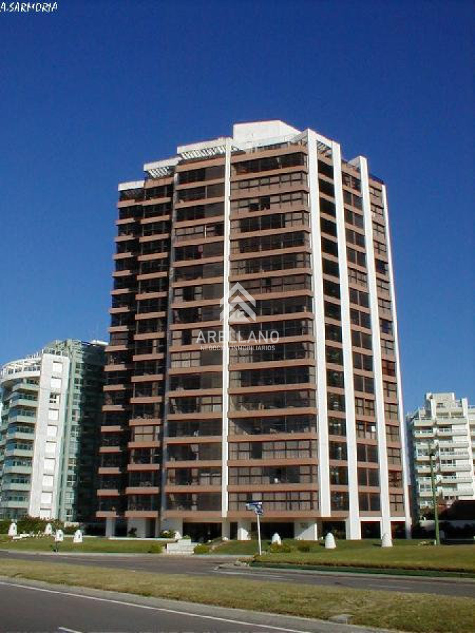 Apartamento ID.5333 -  Apartamento en Alquiler de 3 dormitorios en Punta del Este