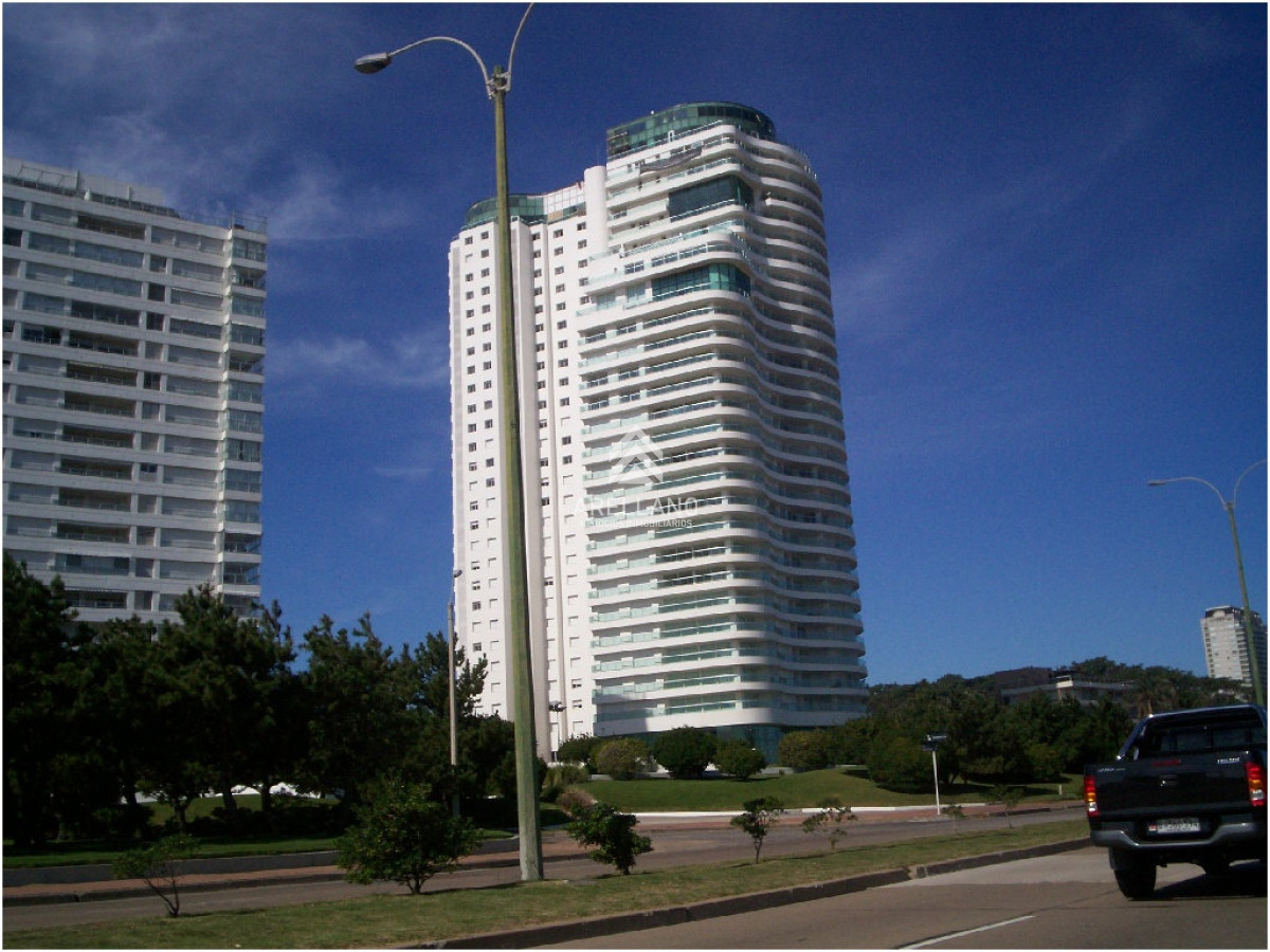 Apartamento ID.4105 - Alquiler de apartamento de 3 dormitorios +dep de servicio en Punta del Este
