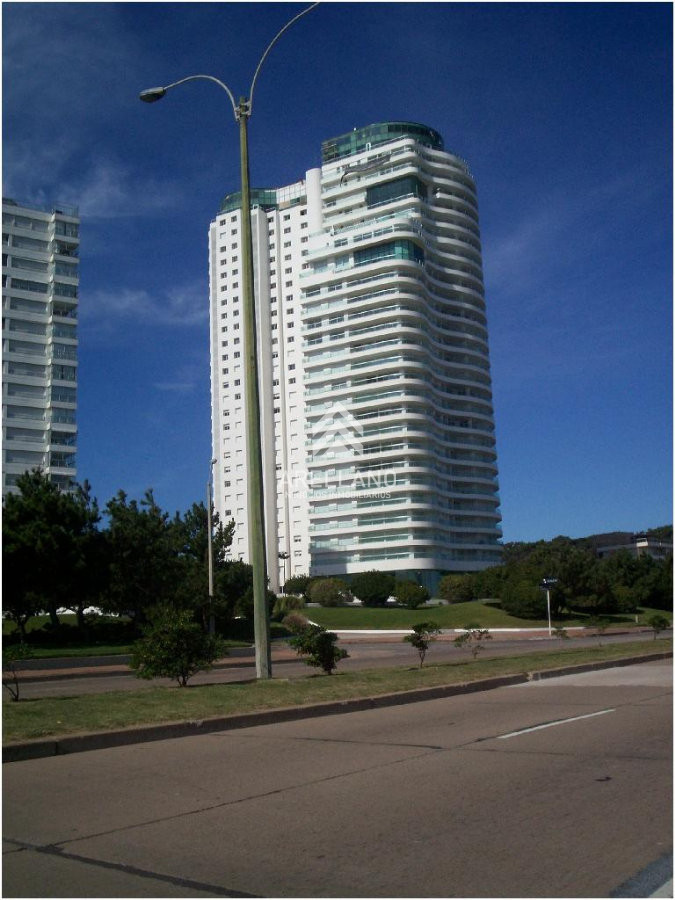 Apartamento ID.4105 - Alquiler de apartamento de 3 dormitorios +dep de servicio en Punta del Este
