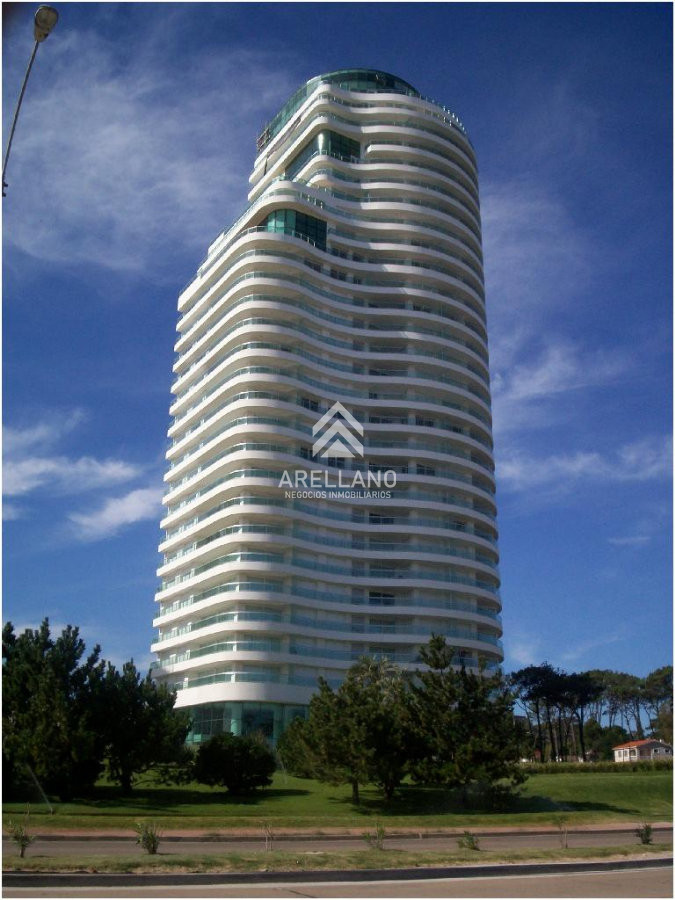 Apartamento ID.4105 - Alquiler de apartamento de 3 dormitorios +dep de servicio en Punta del Este