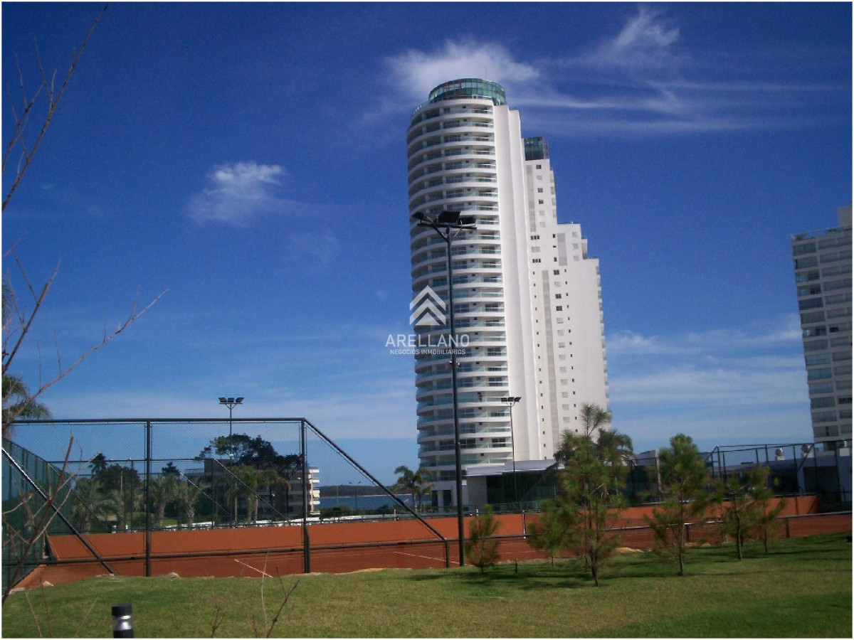 Apartamento ID.4105 - Alquiler de apartamento de 3 dormitorios +dep de servicio en Punta del Este