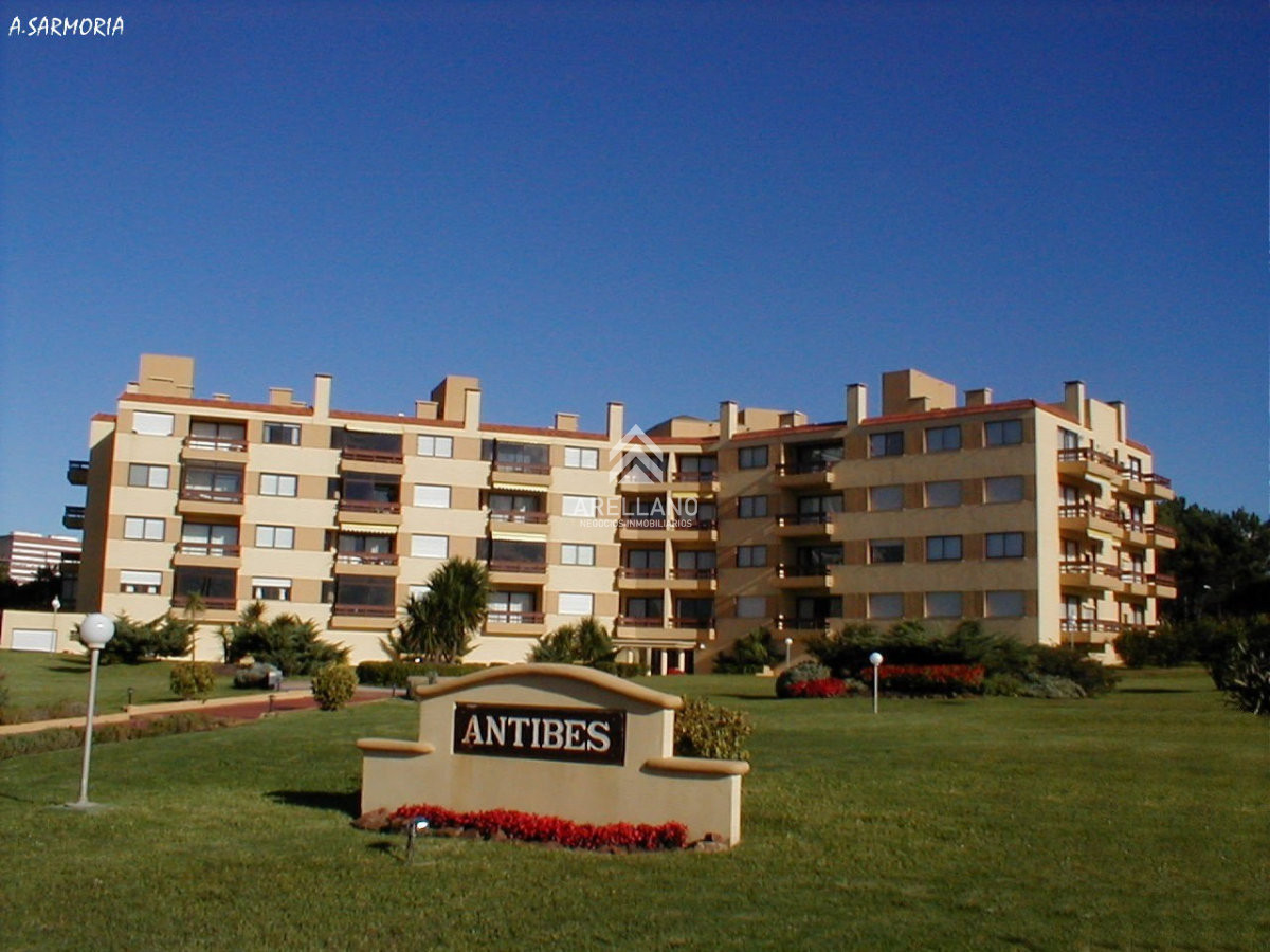 Apartamento ID.5316 - Venta apartamento 3 dormitorios en playa brava con parrillero y dos garages