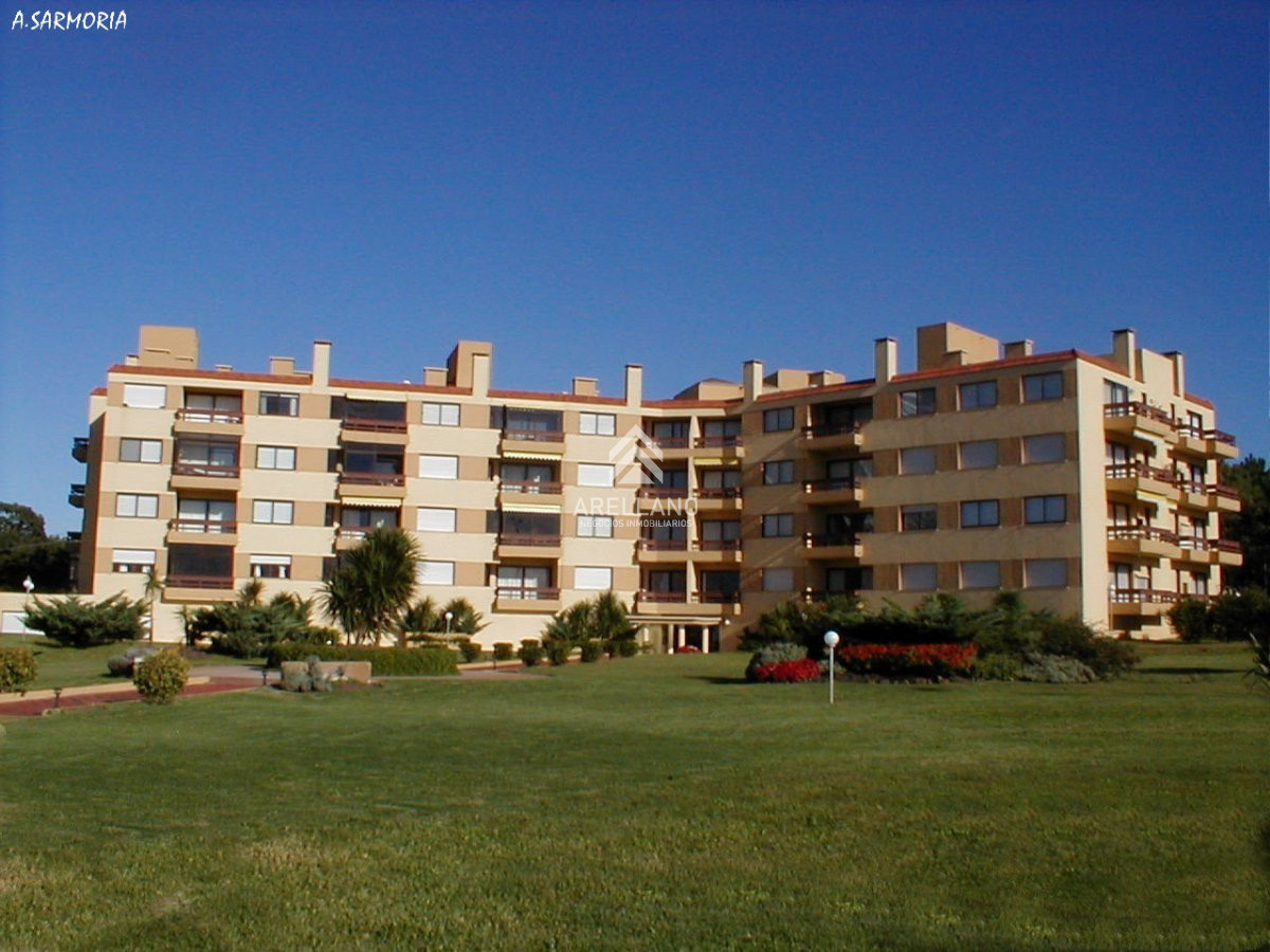 Apartamento ID.5316 - Venta apartamento 3 dormitorios en playa brava con parrillero y dos garages