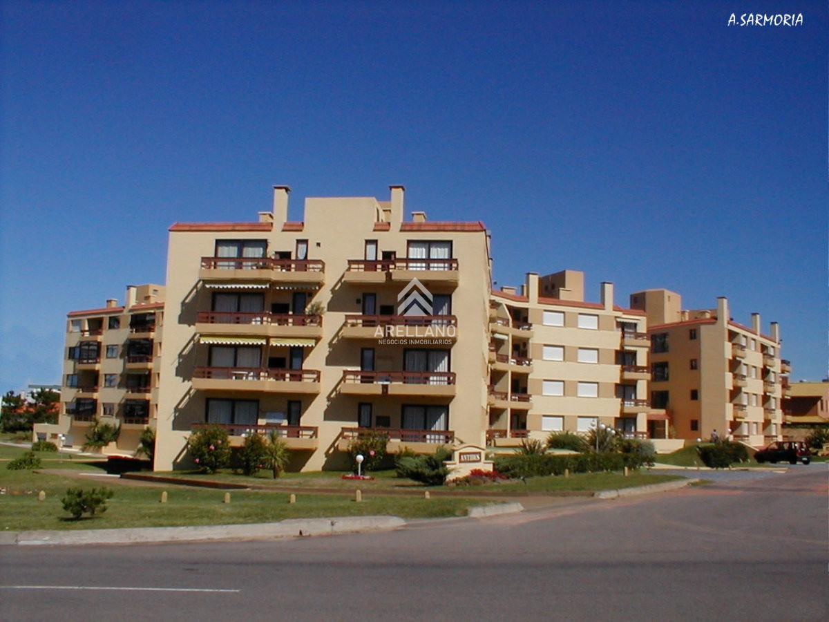 Apartamento ID.5316 - Venta apartamento 3 dormitorios en playa brava con parrillero y dos garages