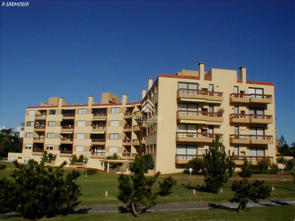 Apartamento ID.5316 - Venta apartamento 3 dormitorios en playa brava con parrillero y dos garages