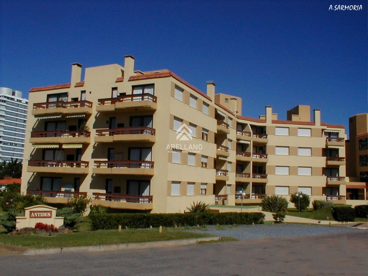 Apartamento ID.5316 - Venta apartamento 3 dormitorios en playa brava con parrillero y dos garages