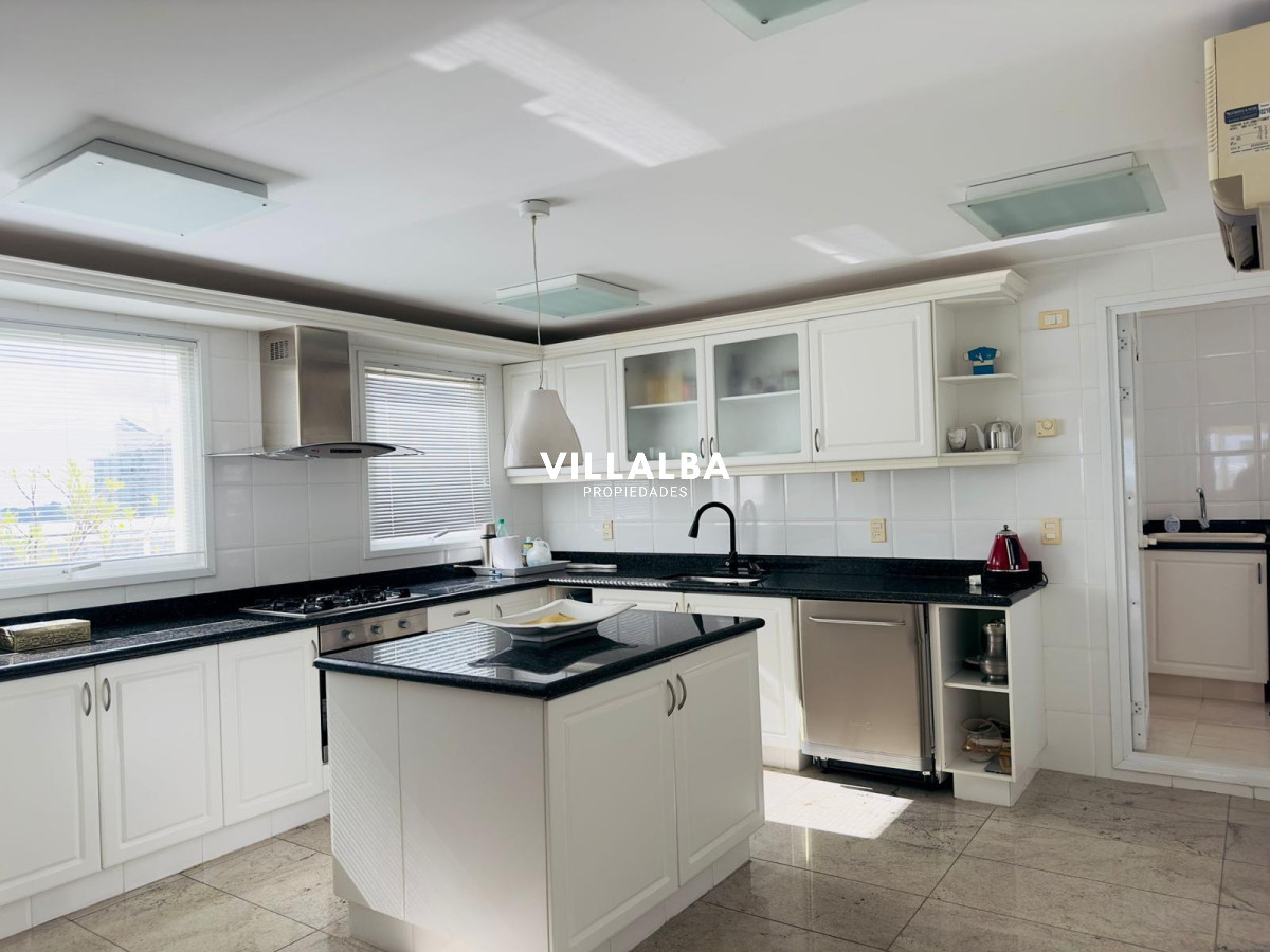 Apartamento ID.3842 - Apartamento en VENTA, 3 dormitorios en suite, Primera linea de la playa mansa.