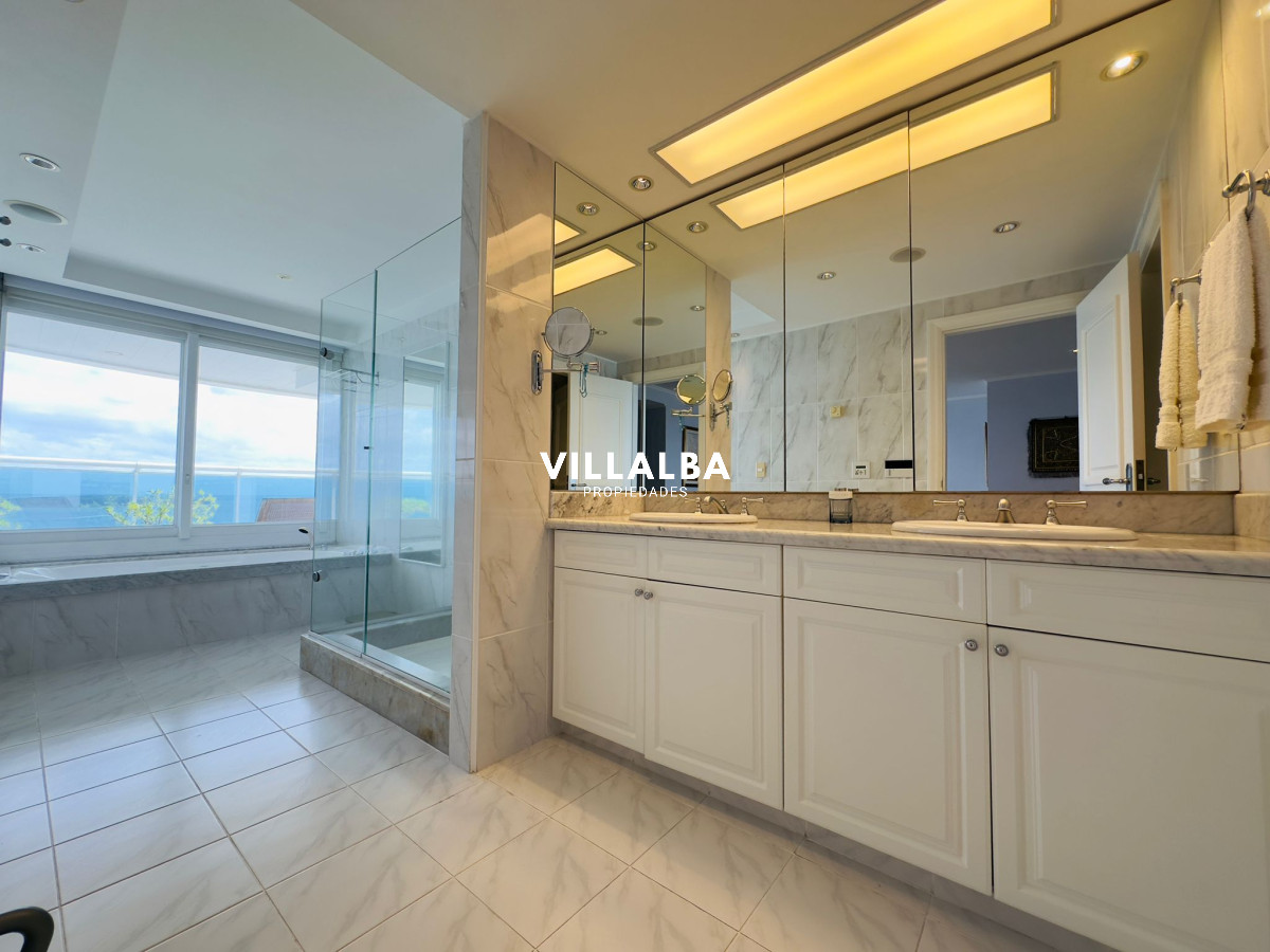 Apartamento ID.3842 - Apartamento en VENTA, 3 dormitorios en suite, Primera linea de la playa mansa.