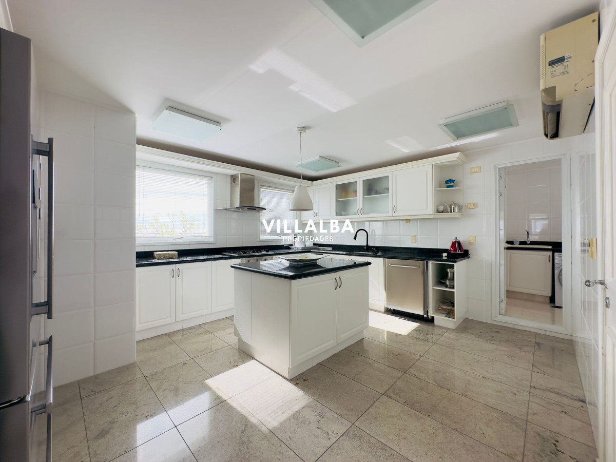 Apartamento ID.3842 - Apartamento en VENTA, 3 dormitorios en suite, Primera linea de la playa mansa.