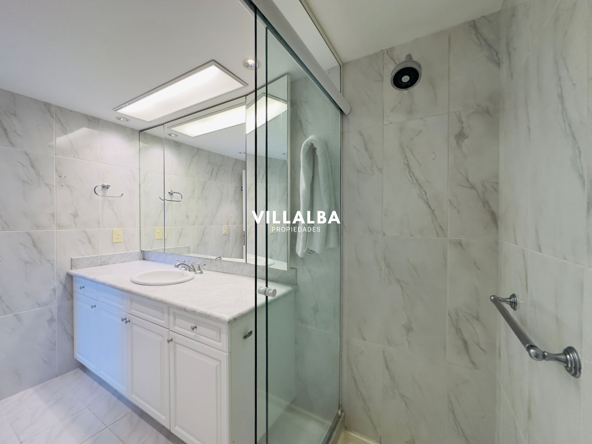 Apartamento ID.3842 - Apartamento en VENTA, 3 dormitorios en suite, Primera linea de la playa mansa.