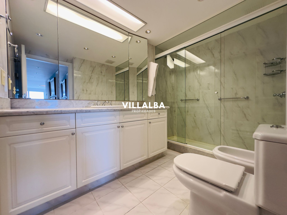 Apartamento ID.3842 - Apartamento en VENTA, 3 dormitorios en suite, Primera linea de la playa mansa.