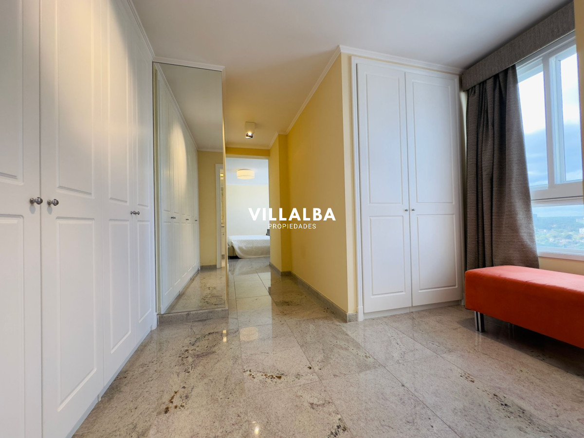 Apartamento ID.3842 - Apartamento en VENTA, 3 dormitorios en suite, Primera linea de la playa mansa.