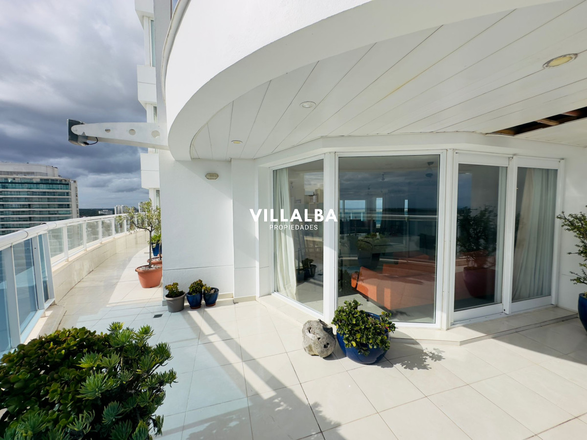 Apartamento ID.3842 - Apartamento en VENTA, 3 dormitorios en suite, Primera linea de la playa mansa.