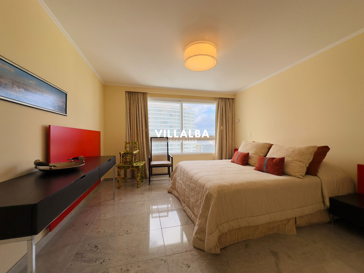 Apartamento ID.3842 - Apartamento en VENTA, 3 dormitorios en suite, Primera linea de la playa mansa.