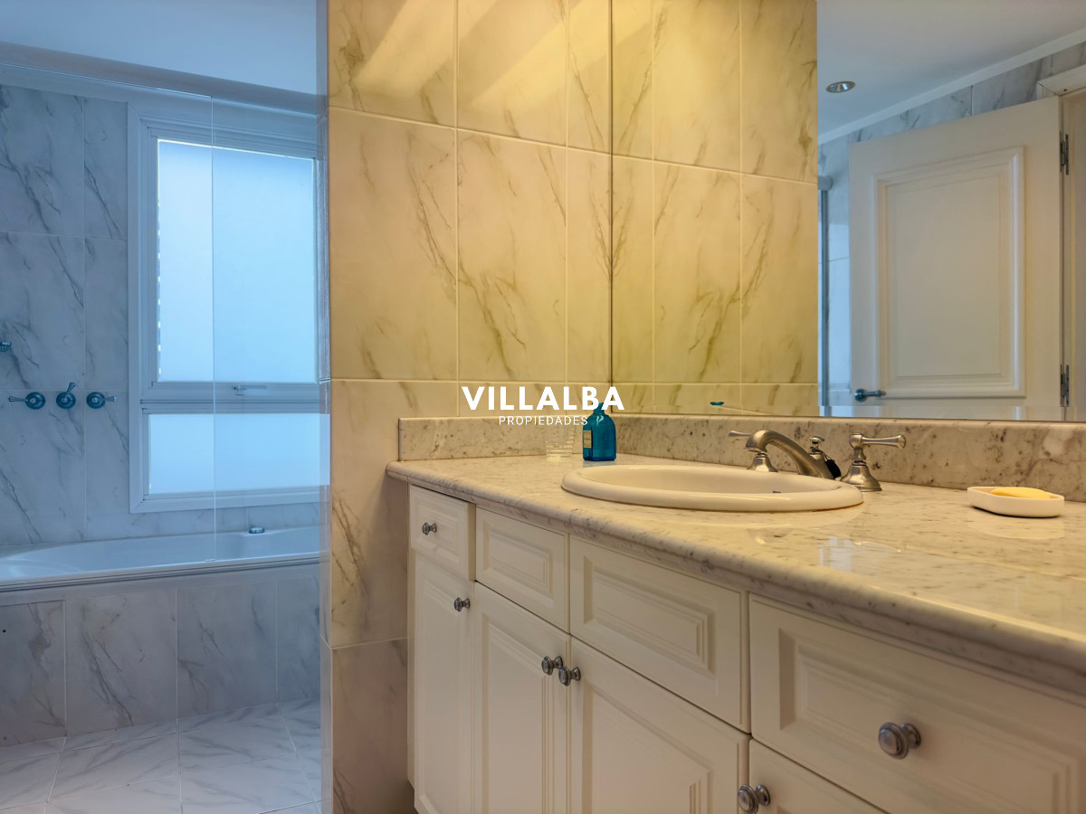 Apartamento ID.3842 - Apartamento en VENTA, 3 dormitorios en suite, Primera linea de la playa mansa.