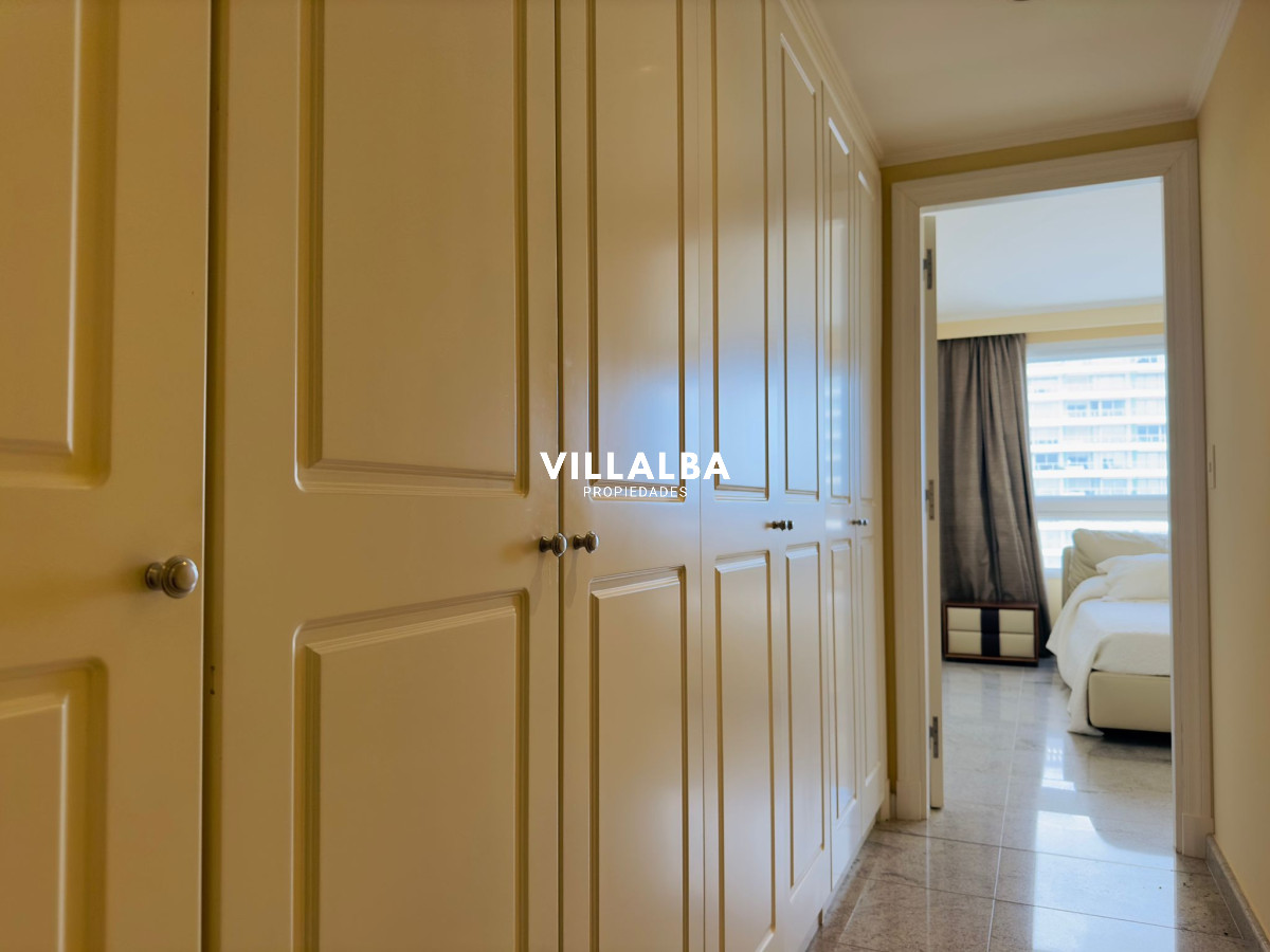 Apartamento ID.3842 - Apartamento en VENTA, 3 dormitorios en suite, Primera linea de la playa mansa.