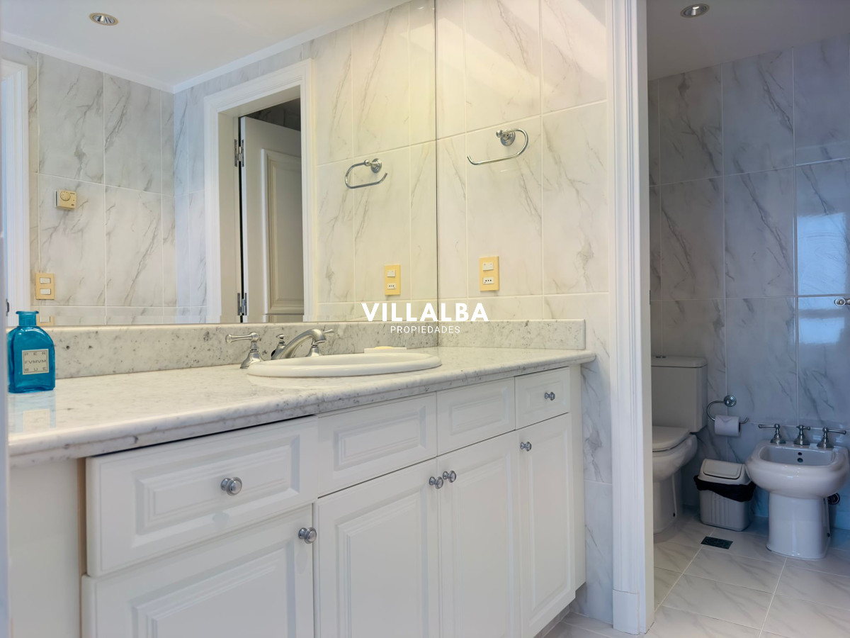 Apartamento ID.3842 - Apartamento en VENTA, 3 dormitorios en suite, Primera linea de la playa mansa.