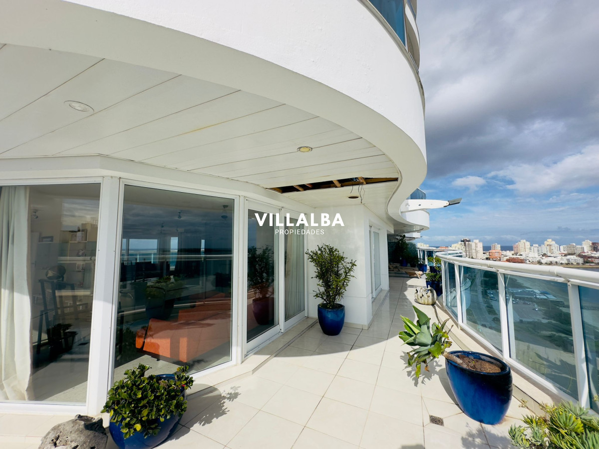 Apartamento ID.3842 - Apartamento en VENTA, 3 dormitorios en suite, Primera linea de la playa mansa.