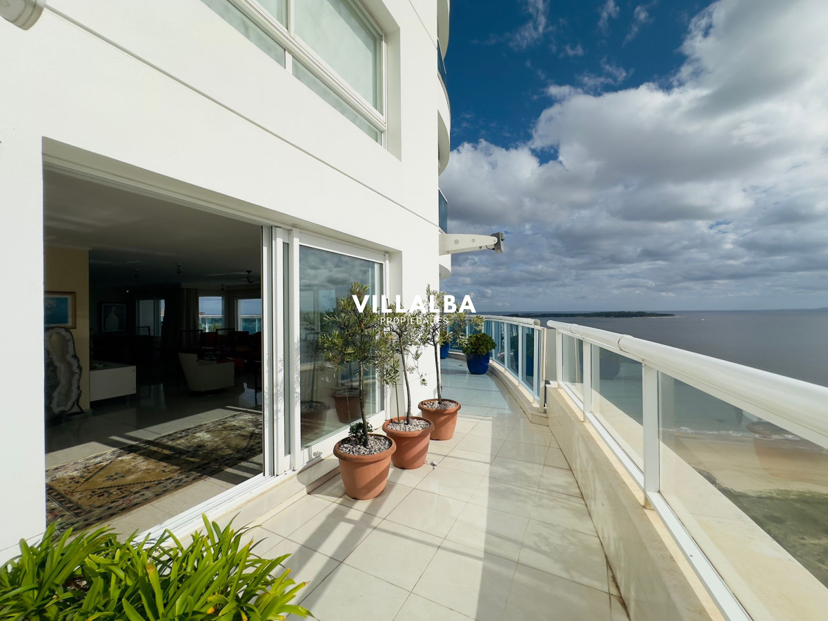 Apartamento ID.3842 - Apartamento en VENTA, 3 dormitorios en suite, Primera linea de la playa mansa.