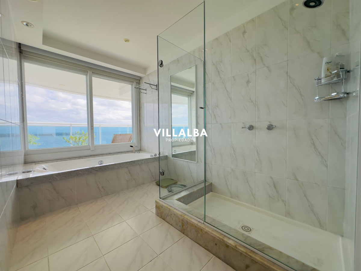 Apartamento ID.3842 - Apartamento en VENTA, 3 dormitorios en suite, Primera linea de la playa mansa.