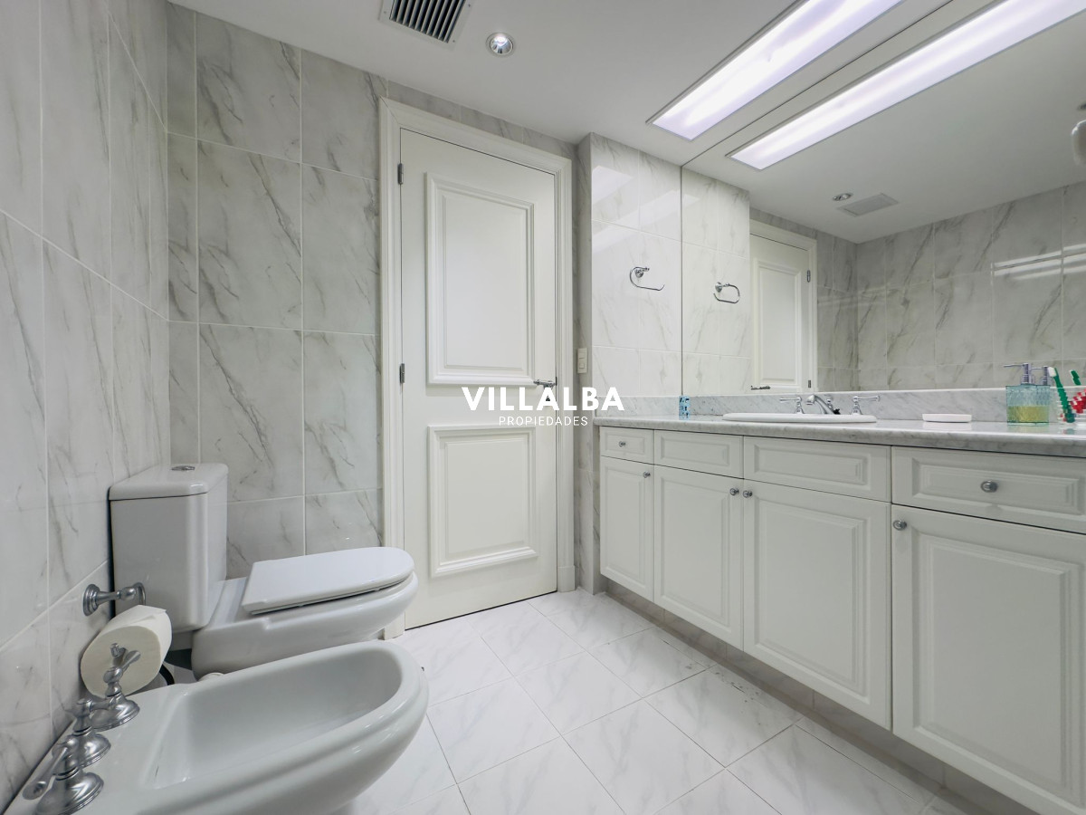 Apartamento ID.3842 - Apartamento en VENTA, 3 dormitorios en suite, Primera linea de la playa mansa.