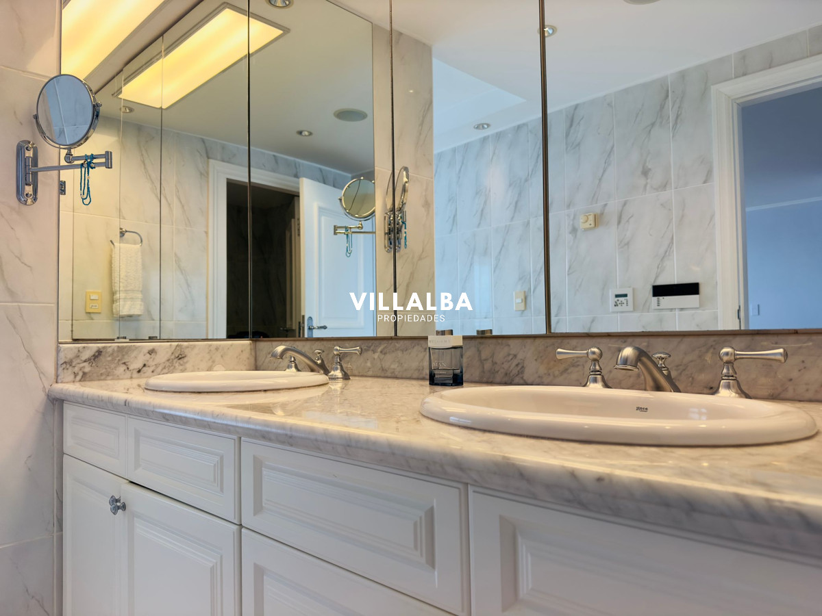 Apartamento ID.3842 - Apartamento en VENTA, 3 dormitorios en suite, Primera linea de la playa mansa.