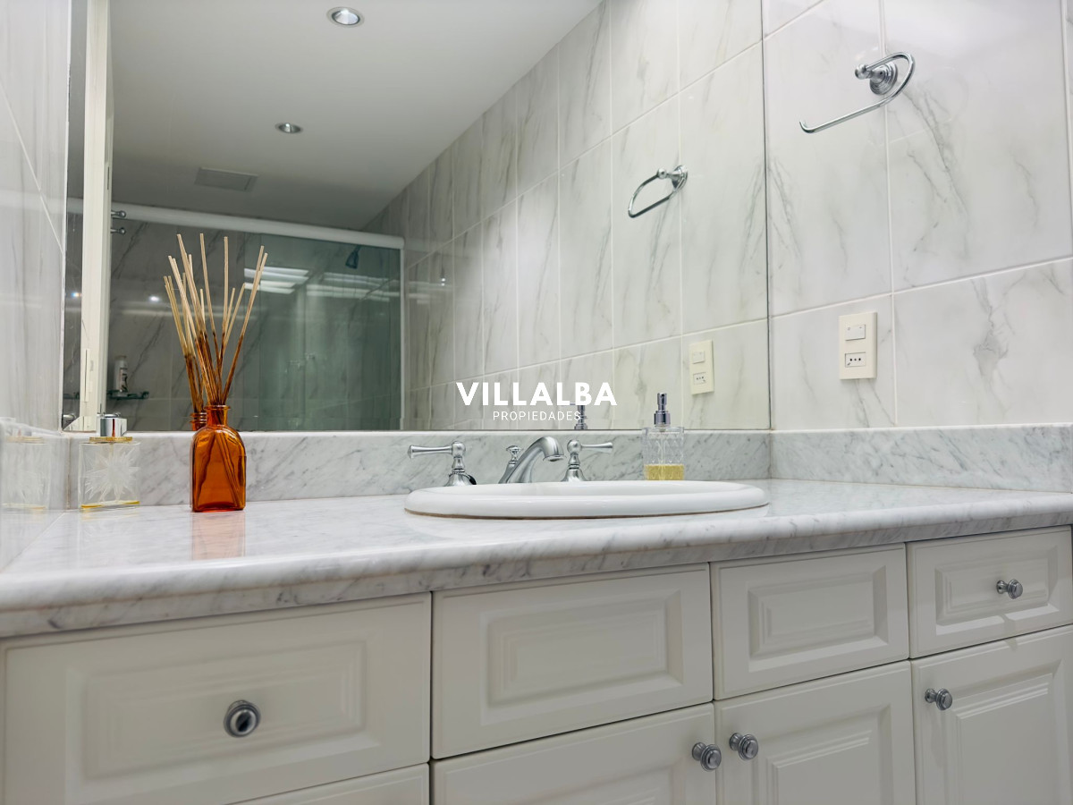 Apartamento ID.3842 - Apartamento en VENTA, 3 dormitorios en suite, Primera linea de la playa mansa.