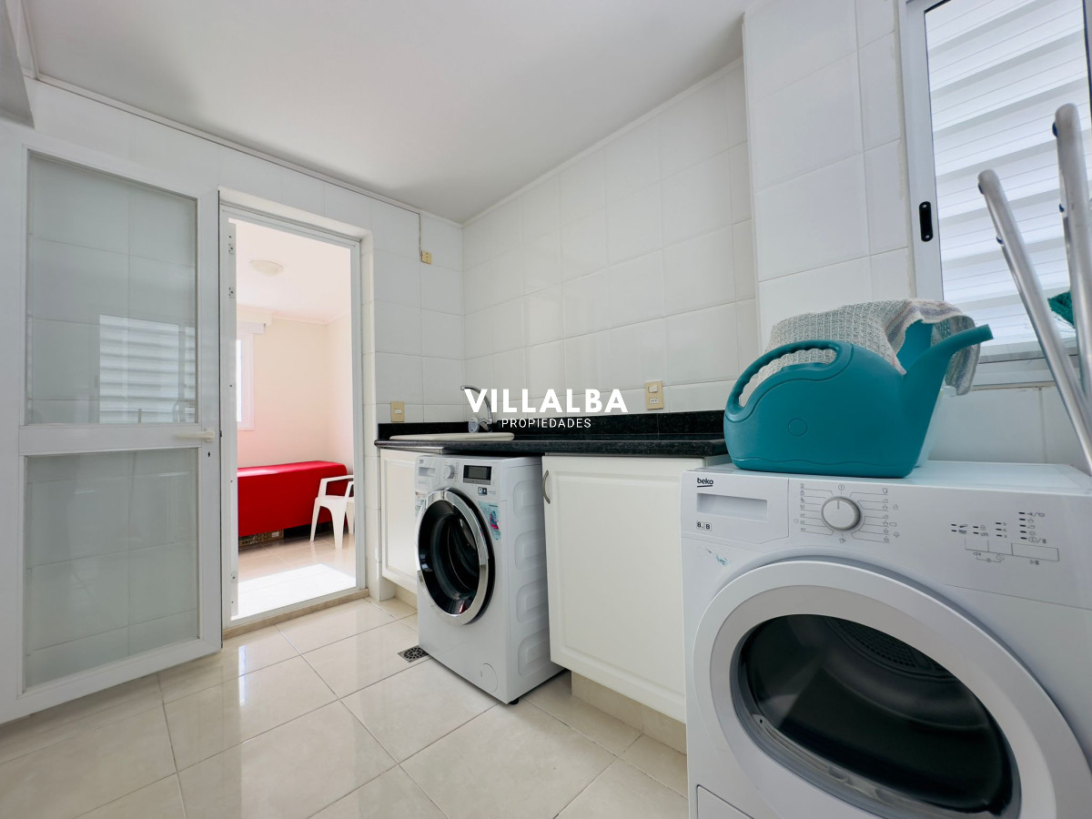 Apartamento ID.3842 - Apartamento en VENTA, 3 dormitorios en suite, Primera linea de la playa mansa.