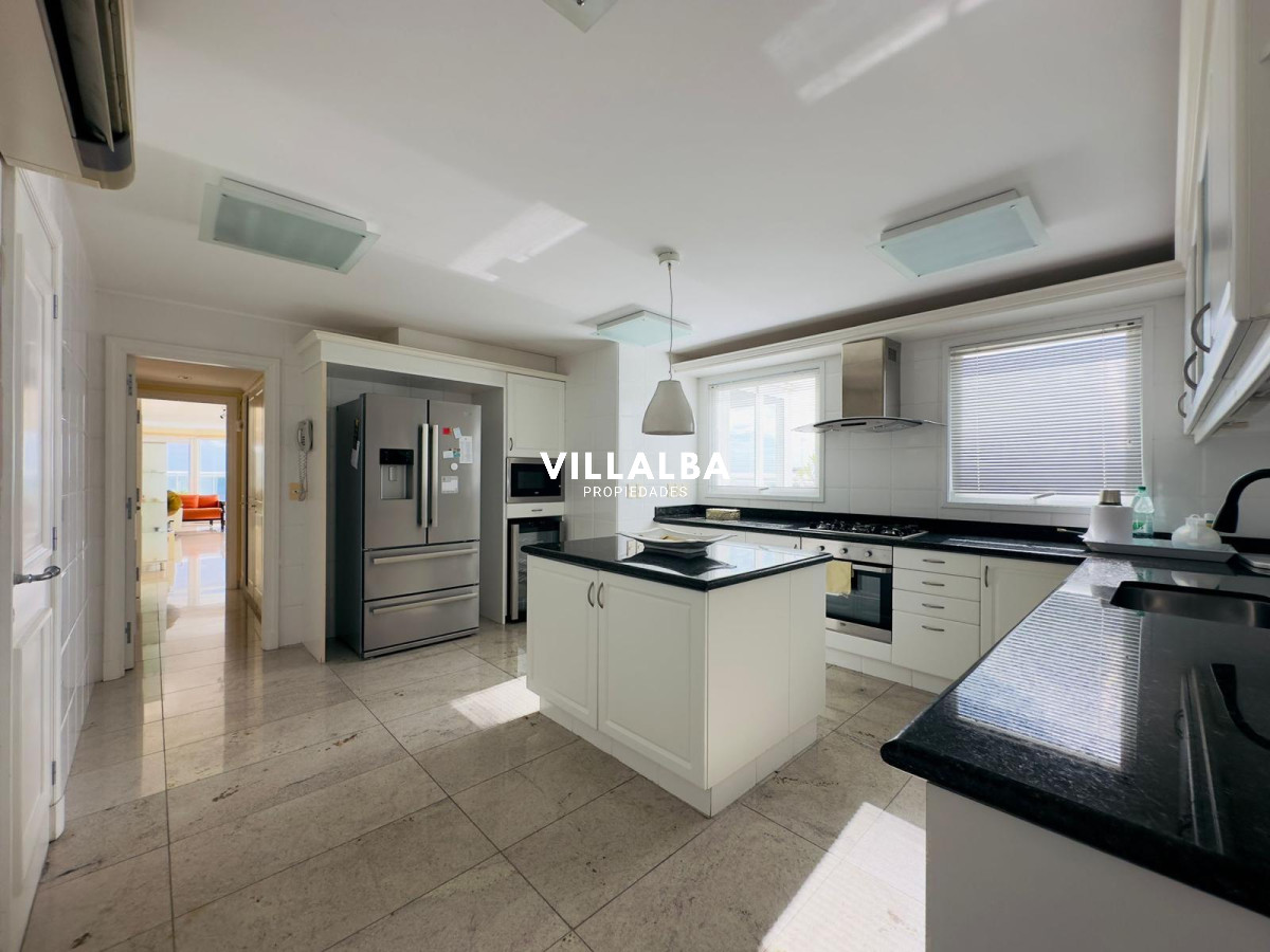 Apartamento ID.3842 - Apartamento en VENTA, 3 dormitorios en suite, Primera linea de la playa mansa.