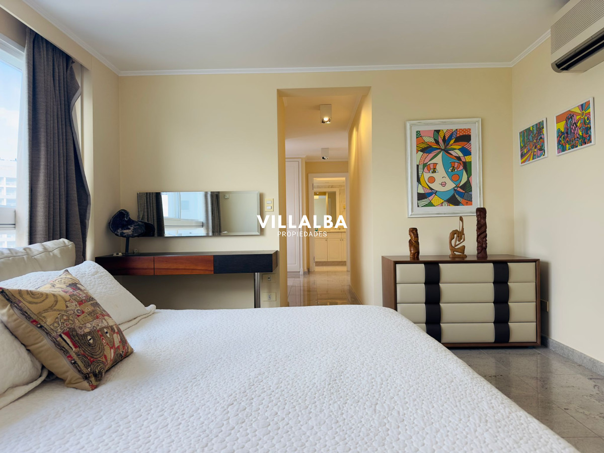 Apartamento ID.3842 - Apartamento en VENTA, 3 dormitorios en suite, Primera linea de la playa mansa.