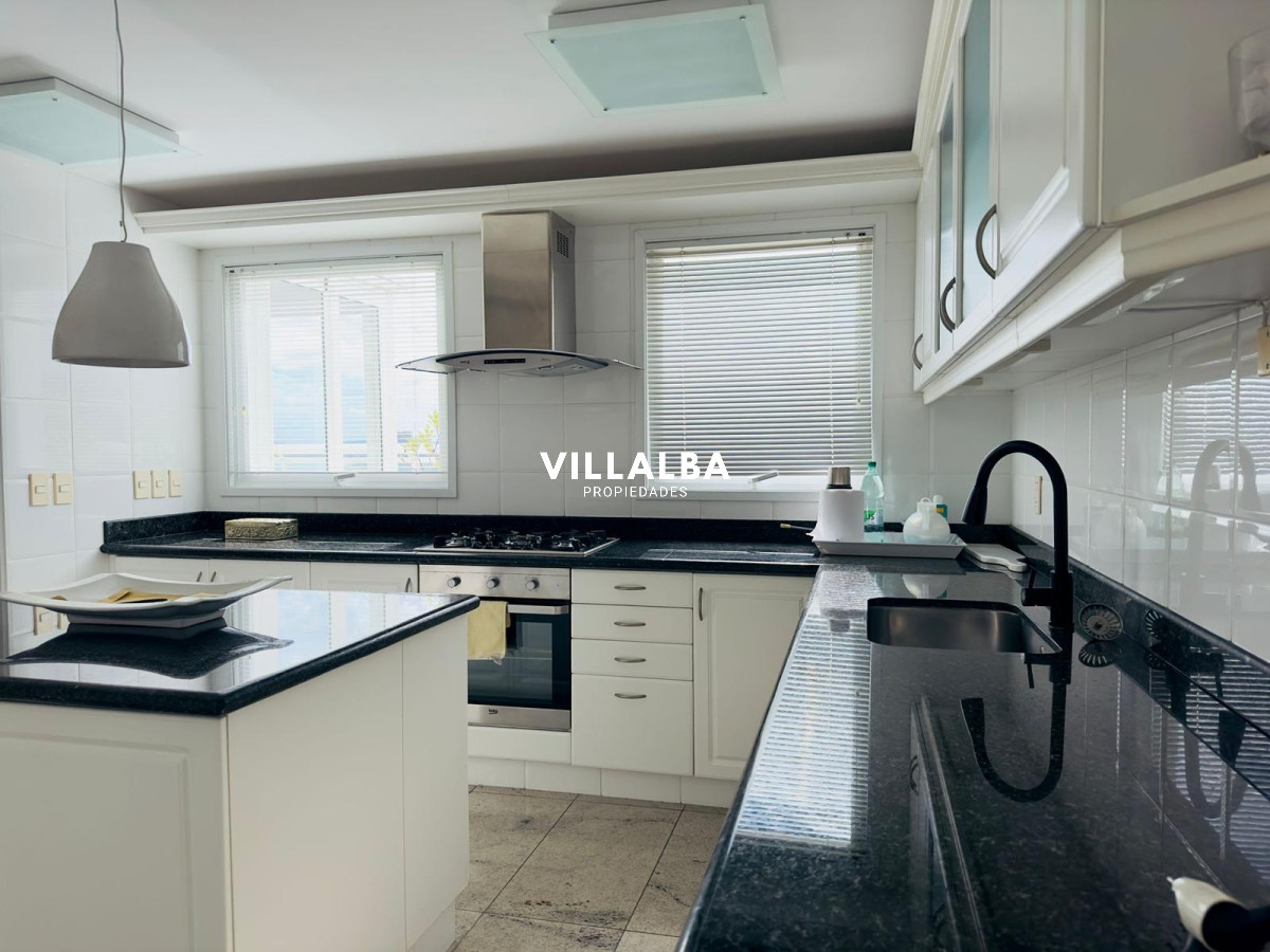 Apartamento ID.3842 - Apartamento en VENTA, 3 dormitorios en suite, Primera linea de la playa mansa.