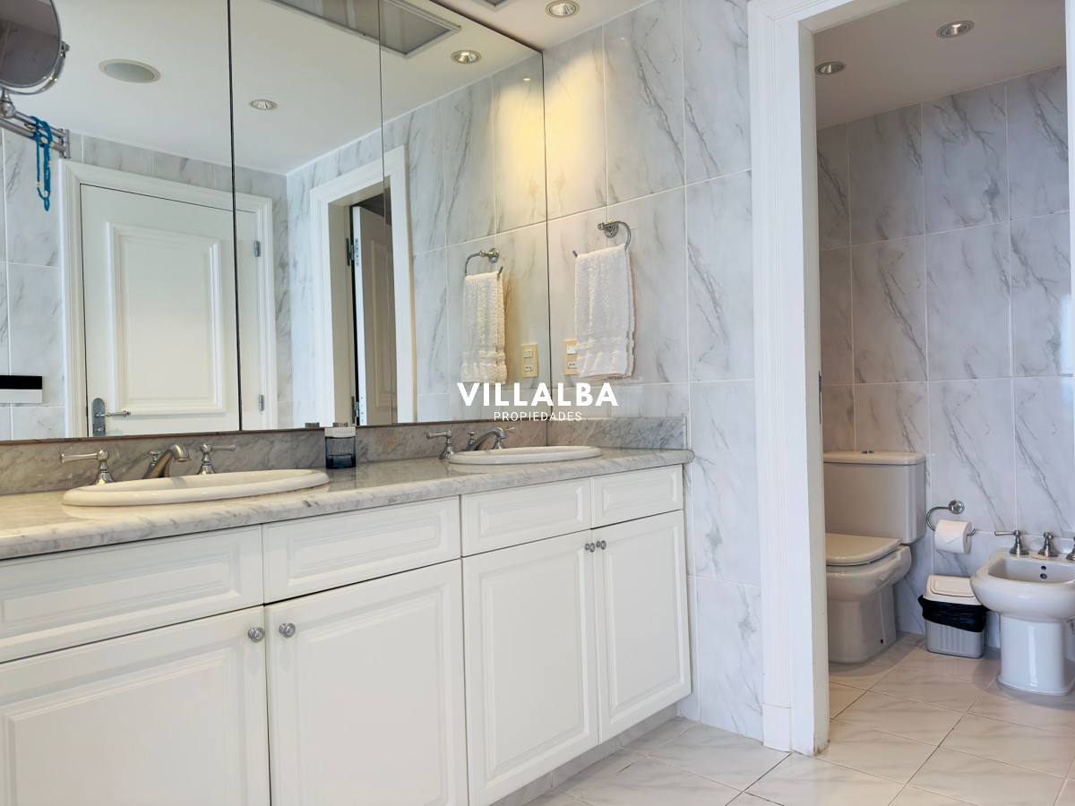 Apartamento ID.3842 - Apartamento en VENTA, 3 dormitorios en suite, Primera linea de la playa mansa.