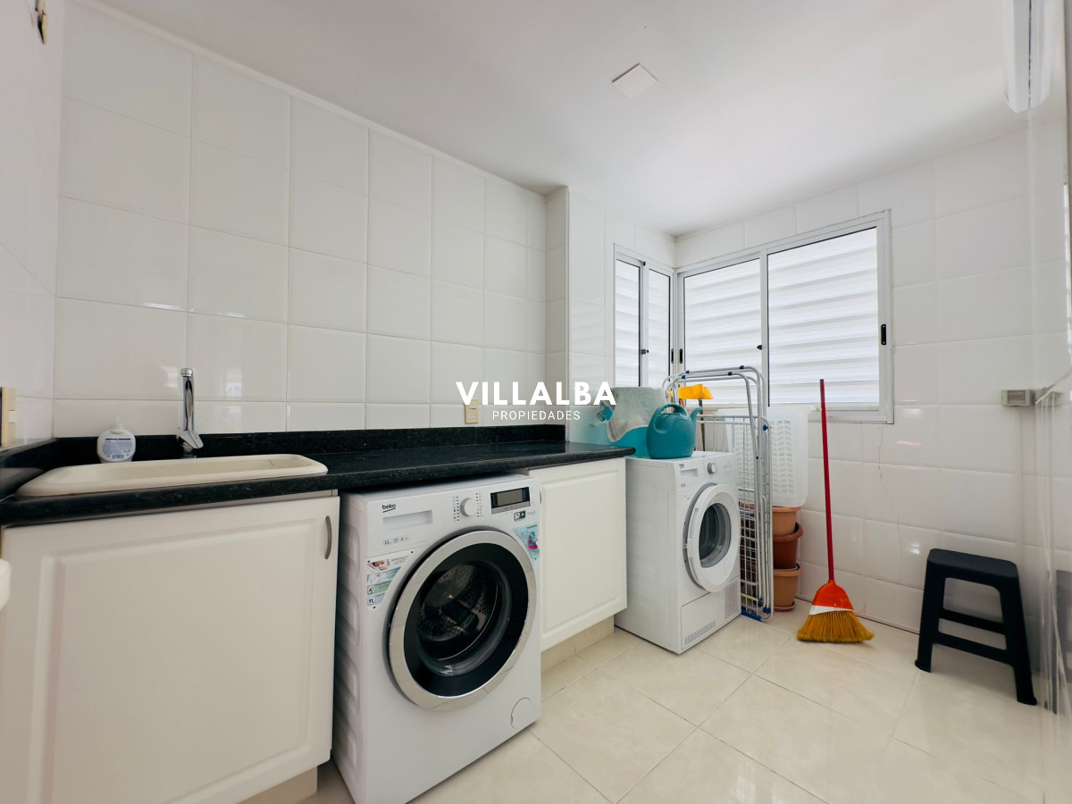 Apartamento ID.3842 - Apartamento en VENTA, 3 dormitorios en suite, Primera linea de la playa mansa.