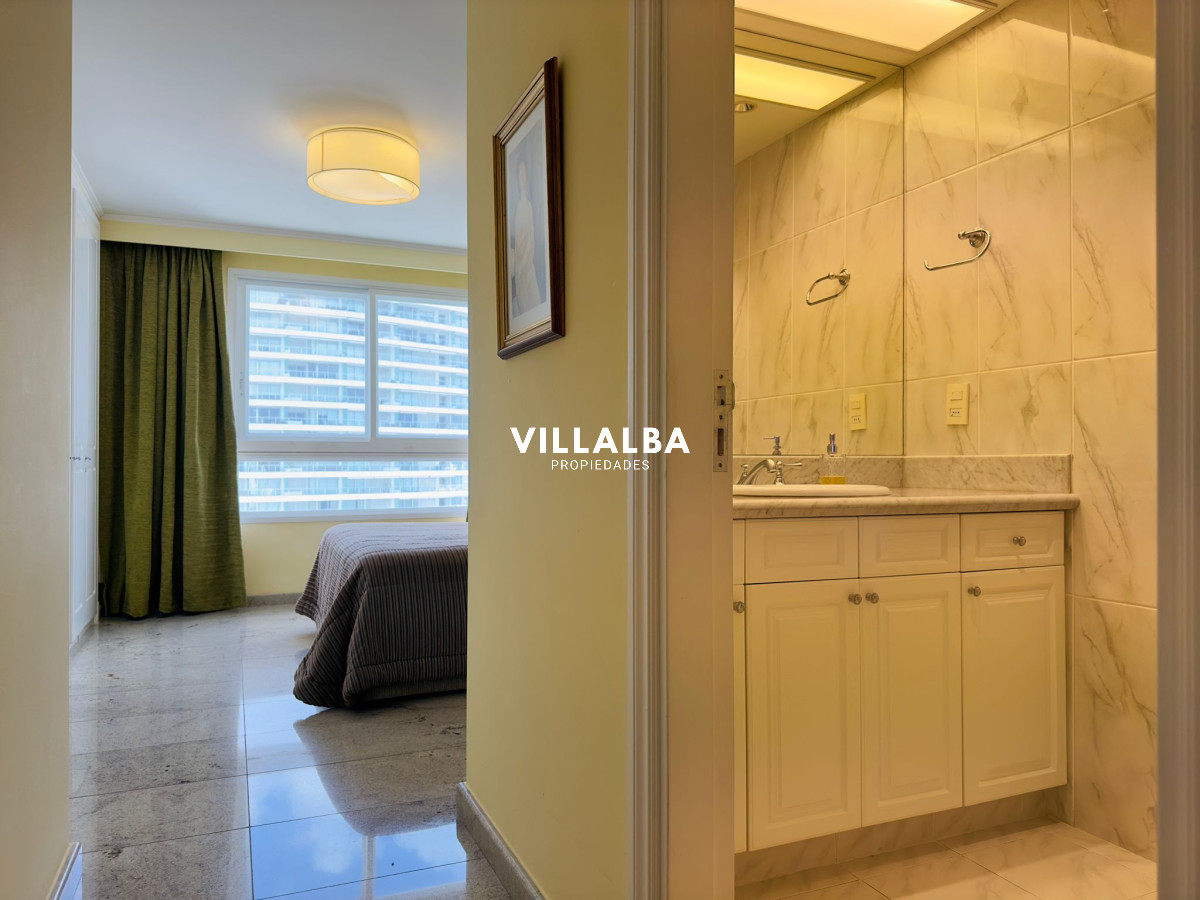 Apartamento ID.3842 - Apartamento en VENTA, 3 dormitorios en suite, Primera linea de la playa mansa.